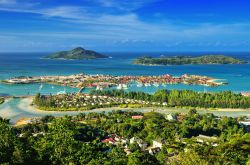 Panorama dall'alto di Victoria della costa dell'isola di Eden, Seychelles.

