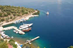 Panorama dall'alto su Spartachori a Meganissi, Grecia - Il più grande fra i villaggi dell'isola greca, Spartachori è un labirinto di stradine con case tinteggiate di bianco ...