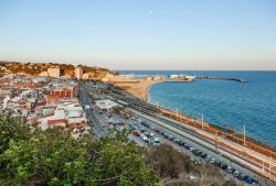 Panorama dall'alto sulla città di Arenys de Mar, Catalogna, Spagna. Il porto da pesca e un tratto di spiaggia sulla costa Mediterranea nei pressi di Barcellona - © Hans Geel ...