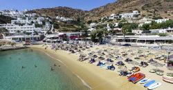 Panorama dall'alto sulle spiagge greche di Ios. Situata fra Naxos, Santorini e Folegandros, quest'isola è caratterizzata da bellissime spiagge ed è ricoperta da uliveti ...
