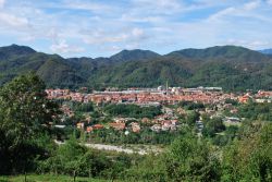 Panorama dalle montagne del vercellese (Piemonte) ad est di Borgo Sesia in direzione di Serravalle - © Crisferra / Shutterstock.com