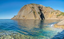 Panorama dei calanchi di Mugel a La Ciotat, Francia: si tratta di un sito naturale all'ombra del massiccio di Bec de l'Aigle. Nell'immagine, una formazione rocciosa a picco nell'acqua ...