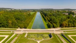 Panorama dei giardini al castello di caccia di Fontainebleau, Francia. Circondato da un vasto parco e vicino all'omonima foresta, questo maniero ha elementi medievali, rinascimentali e classici. ...