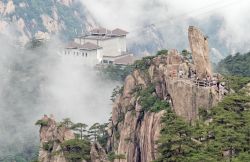 Panorama dei monti Huangshan (Montagna Gialla) in una giornata di foschia, Cina.

