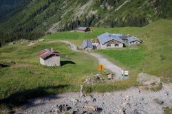 Panorama dei monti nei pressi di Les Contamines, Alta Savoia, Francia: qui si trovano numerosi sentieri per fare escursioni.
