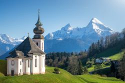 Panorama dei monti Watzmann innevati con la storica chiesa di Santa Maria Gern in primavera,  Berchtesgaden National Park (Germania). 

