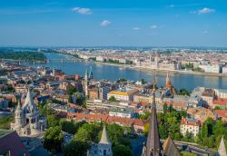 Panorama dei quartieri di Buda e di Pest, con il Danubio blu che taglia in due la città. Siamo a Budapest la capitale dell'Ungheria