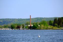 Panorama del Betsie Lake a Frankfort, Michigan, Stati Uniti d'America. E' un luogo ideale per le famiglie in cui pescare e rilassarsi all'ombra della vegetazione.
