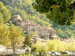 Panorama del borgo antico di Equi Terme - © Davide Papalini, CC BY-SA 3.0, Wikipedia
