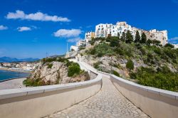 Panorama del borgo bianco di Sperlonga sulla costa del Lazio