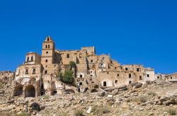 Vista panoramica del borgo di Craco, Matera, Basilicata. Qui sono stati girati alcuni importanti film fra cui Cristo si è fermato a Eboli, The Passion e Basilicata coast to coast.
