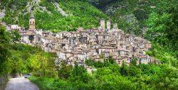 Il Panorama del borgo di Pacentro uno dei villaggi più spettacolari dell'Abruzzo - © leoks / Shutterstock.com