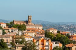 Panorama del borgo di Recanati, Marche. La città sorge in una posizione strategica, fra costa e entroterra, al centro delle Marche.



