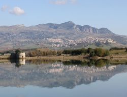 Panorama del borgo di Sambuca di SIcilia fotografata dal lago Arancio - © Ennio Gurrera -CC BY-SA 3.0 - Wikipedia