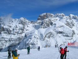 Panorama del Brenta dalle piste del Dos del Sabion di Pinzolo - © Snbenacus - CC BY-SA 3.0, Wikipedia