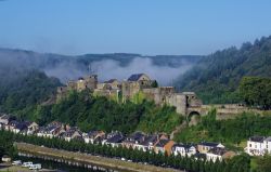 Panorama del castello di Bouillon (Belgio): da qui partì la prima crociata verso la Terra Santa.

