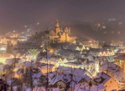 Panorama del castello di Hohenzollern a Sigmaringen, Germania - Avvolto dalle luci della sera, il castello medievale della città è l'incantevole sfondo per questa immagine ...