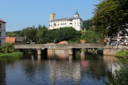 Panorama del castello di Rozmberk nad Vltavou, Repubblica Ceca. Una bella immagine della fortezza di epoca medievale che si affaccia sul fiume Vltava, nome in ceco della più conosciuta ...