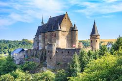 Panorama del castello di Vianden e delle mura fortificate, Lussemburgo.



