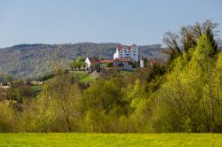 Panorama del castello di Wildegg, Svizzera, nei pressi di Brugg. Circondato da giardini, prati e vitigni, l'odierno castello venne costruito dagli Asburgo nella prima metà del XIII° ...