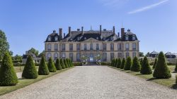 Panorama del castello e dei giardini di La Motte-Tilly, Francia. Dal 1946 è monumento storico francese - © Isogood_patrick / Shutterstock.com