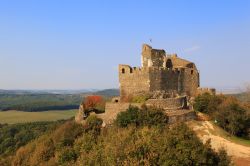 Panorama del castello fortificato di Holloko, Ungheria. A circondarlo una natura rigogliosa dai colori autunnali.


