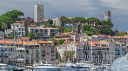Panorama del castello medievale di Cannes con il porto e gli yacht ormeggiati, Francia. La costruzione della fortezza iniziò attorno al 1035: da quel momento la cittadina prese il nome ...