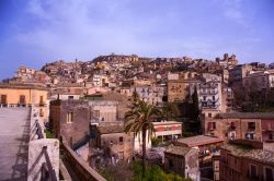 Panorama del centro antico di Agira in Sicilia.