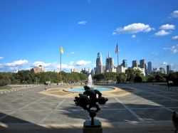 Panorama del centro città dalle scale del Museo di Arte di Philadelphia, Pennsylvania (USA). In primo piano, la scultura di Jacques Lipchitz che raffigura il titano Promoteo mentre strangola ...