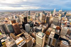 Panorama del centro città di Melbourne dall'alto con grattacieli e palazzi commerciali, stato di Victoria (Melbourne).

