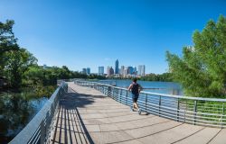 Panorama del centro di Austin (Texas) dal lungofiume Colorado: la passeggiata Ann and Roy Butler è percorsa a piedi o in bicicletta.
