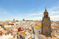 Panorama del centro di Carmona, provincia di Siviglia, con il campanile di San Bartolomeo in primo piano (Spagna).
