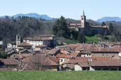 Panorama del centro di Castiglione Olona: in alto domina la chiesa dei Santi Stefano e Lorenzo- © Claudio Giovanni Colombo / Shutterstock.com