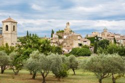 Fotografia del centro di Gordes, Francia - Dimenticato per anni dal turismo, questo borgo medievale arroccato su uno sperone è tornato alla ribalta grazie ad un film con Russel Crowe, ...