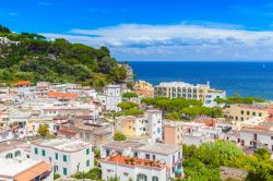 Il panorama del centro di Lacco Ameno, costa settentrionale dell'isola d'Ischia