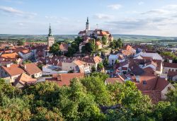 Panorama del centro di Mikulov dominato dal castello barocco (Repubblica Ceca)