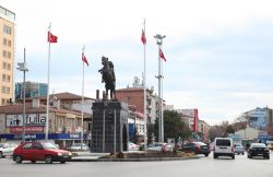 Panorama del centro di Nigde con la statua di Ataturk, Turchia. La cittadina si trova nella periferia meridionale della regione della Cappadocia. Sorge a 1216 metri sul livello del mare - © ...