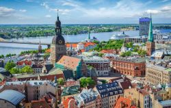 Panorama del centro di Riga dalla chiesa di San Pietro, Lettonia. Affacciata sul Mar Baltico alla foce del fiume Daugava, questa bella città, grazie ai suoi musei e alle sale da concerto, ...