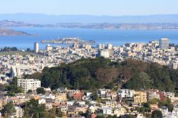 Panorama del centro di San Francisco da Twin Peaks, con la baia e l'isola di Alcatraz.