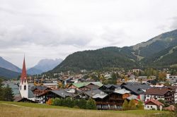 Panorama del centro di Seefeld in Tirolo, Austria. Siamo in Autunno