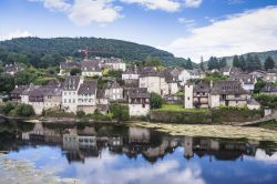 Panorama del centro storico di Argentat e il fiume Dordogne nel sud della Francia