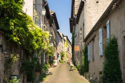 Panorama del centro storico di Cordes-sur-Ciel, Francia. La città fortificata fu costruita nel 1222 da Raimon VII - © Pabkov / Shutterstock.com