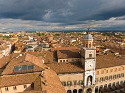 Panorama del centro storico di Modena fotografato dalla Ghirlandina, in primo piano il Palazzo del Comune