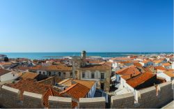 Panorama del centro storico di Saintes-Maries-de-la-Mer in Camargue,sud della Francia