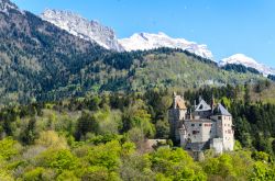 Panorama del Chateau de Menthon-Saint-Bernard in Alta Savoia, lago di Annecy