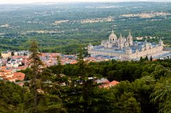 Panorama del complesso reale di San Lorenzo de El Escorial dal belvedere di Miradores, Spagna. Secondo la leggenda, Filippo II° si recava proprio in questo luogo per ammirare l'avanzamento ...