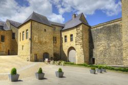 Panorama del cortile del castello di Sedan, Francia: si tratta del più grande castello medievale fortificato d'Europa - © Pecold / Shutterstock.com