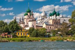 Panorama del Cremlino di Rostov-on-Don visto dal Lago Nero, Russia.
