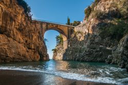 Panorama del Fiordo di Furore nella cittadina omonima in provincia di Salerno, Campania. E' uno degli angoli più suggestivi di tutta la Costa d'Amalfi: si tratta di una rientranza ...