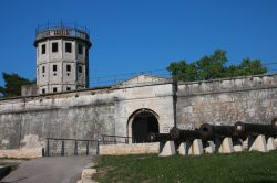 Panorama del forte di Pola, Croazia. Questa fortificazione veneziana in stile barocco venne edificata sui resti di un edificio romano (castrum). A progettarlo e occuparsi della sua progettazione ...